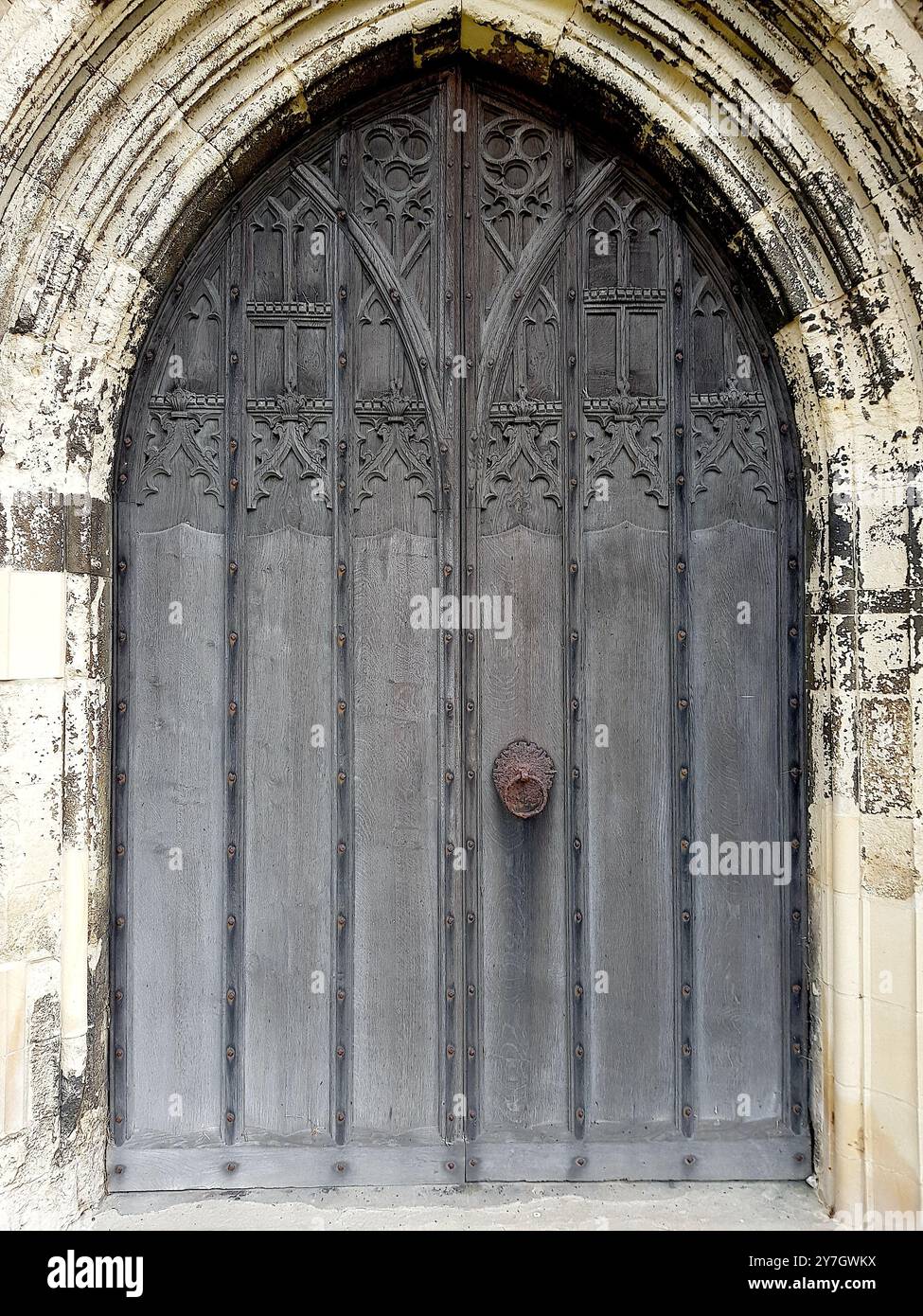 Détail des portes en bois d'une église médiévale dans le comté de Suffolk, Royaume-Uni. Banque D'Images