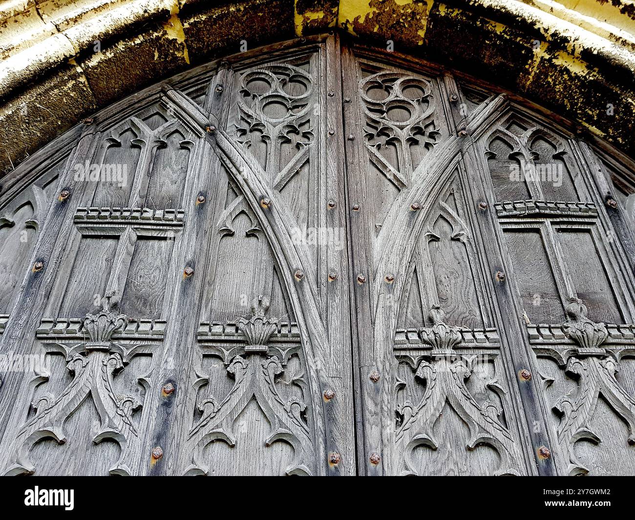 Détail de portes en bois sculptées d'une église médiévale dans le comté de Suffolk, Royaume-Uni. Banque D'Images
