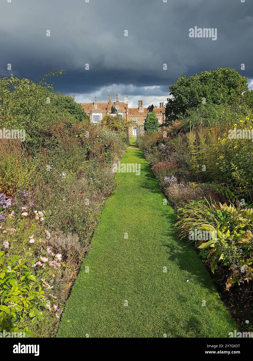 Détail d'une maison Tudor dans un jardin. Banque D'Images