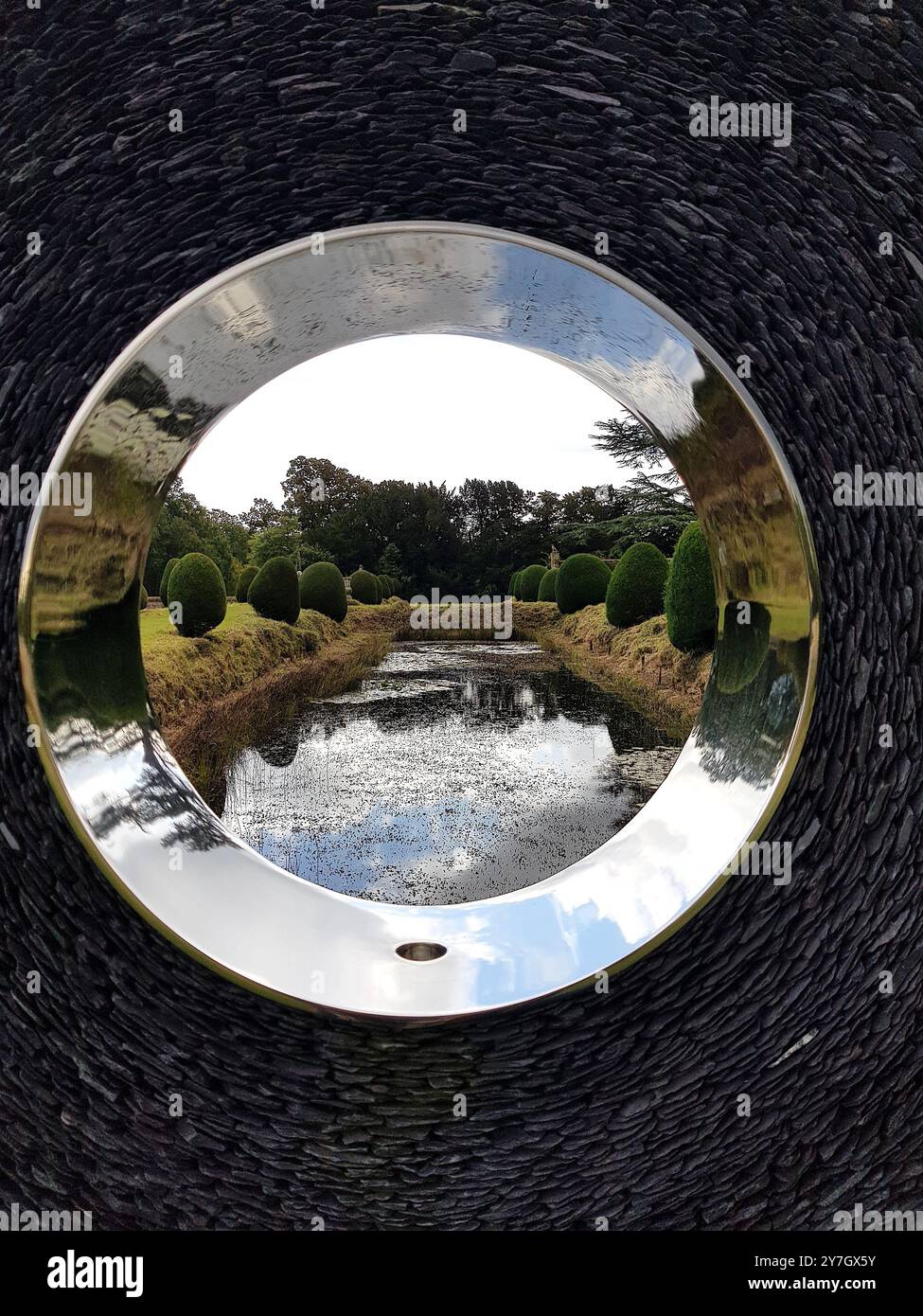 Détail d'une sculpture de jardin circulaire de style moderne. Banque D'Images