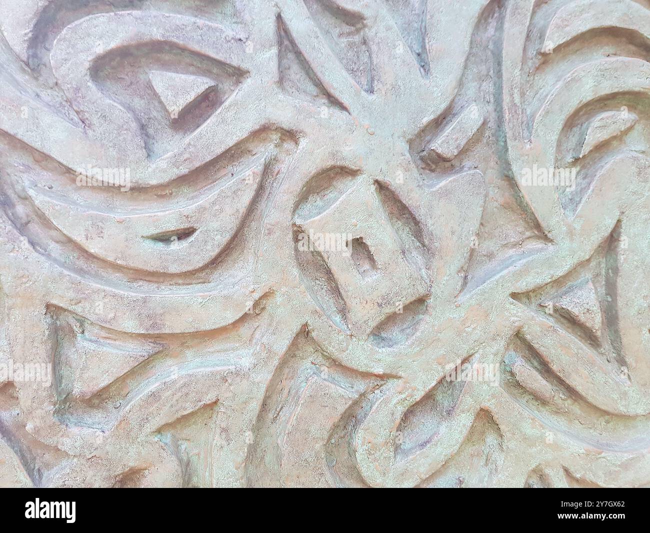 Détail d'une sculpture de jardin de style moderne en pierre. Banque D'Images