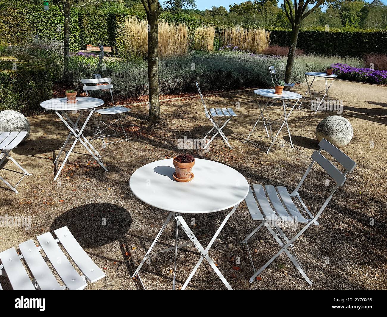 Tables et chaises de café dans un cadre de jardin. Banque D'Images