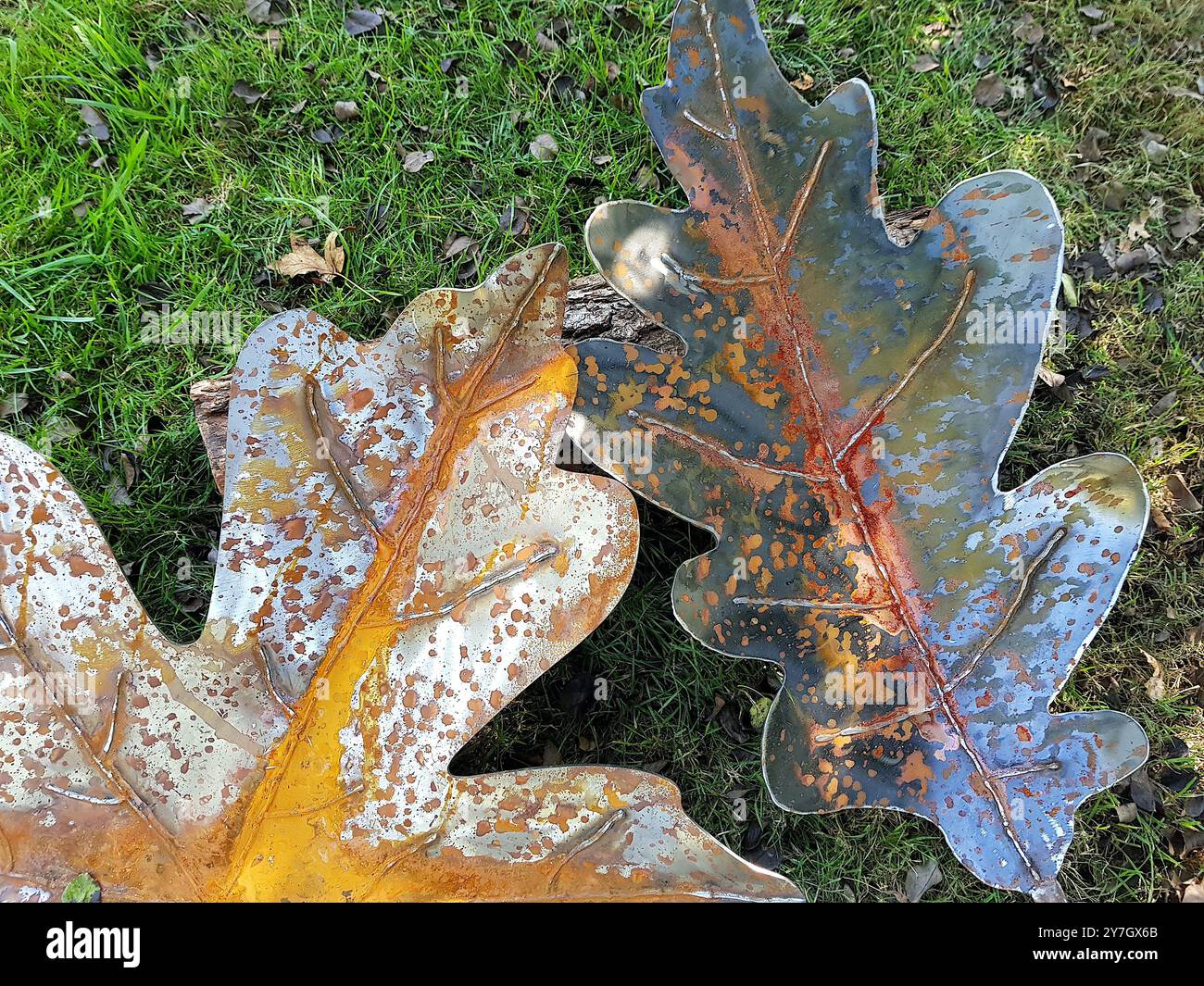 Détail d'une sculpture de jardin de style moderne ion la forme des feuilles. Banque D'Images