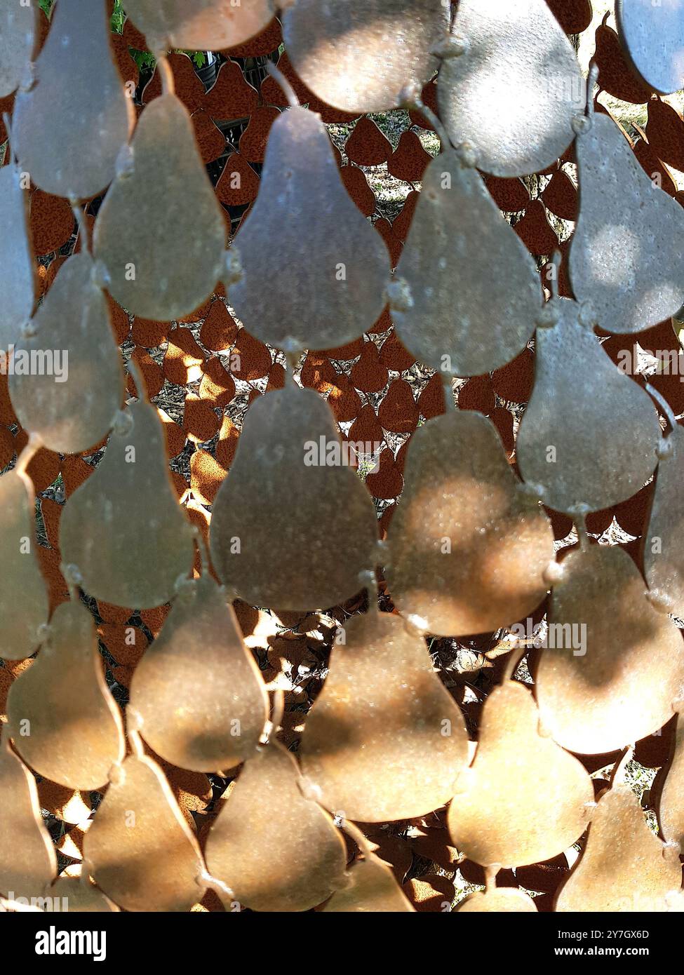 Détail d'une sculpture de jardin de style moderne montrant des formes de poire. Banque D'Images