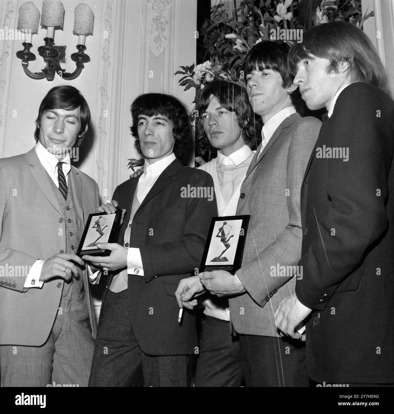 MICK JAGGER AVEC LES PIERRES ROULANTES À LONDRES / ; 10 SEPTEMBRE 1964 Banque D'Images
