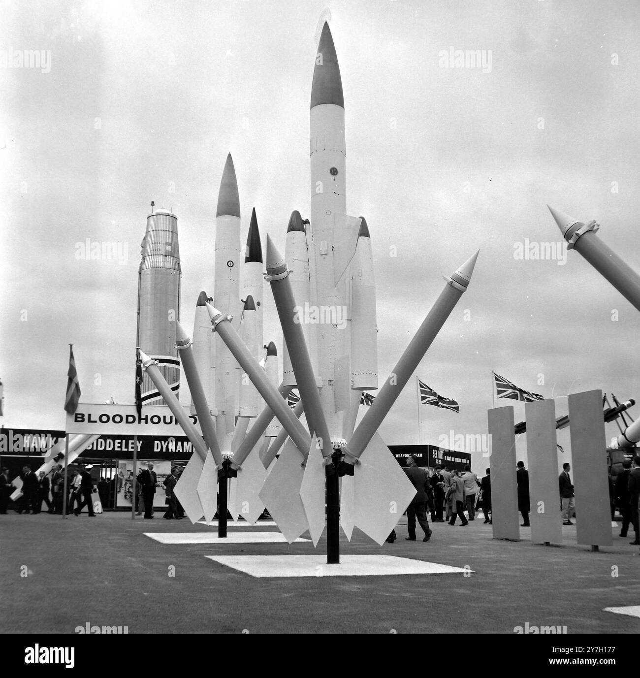 Journée des techniciens à Farnborough en préparation pour les sociétés des compagnies aérospatiales britanniques montrent et notre photo montre des missiles sur le site d'exposition au salon : dans le renoncé le missile Bloodhound , l'arme antiaérienne sol-air qui a été choisie pour la défense aérienne de quatre pays , le Royaume-Uni , la Suède , l'Australie et la Suisse , et qui est entrée pour la première fois au service de la RAF en 1958 . À l'arrière du Blue Streak ; 7 SEPTEMBRE 1964 Banque D'Images