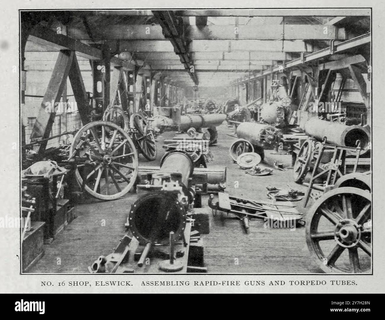 NO. BOUTIQUE I6, ELSWICK. ASSEMBLAGE DE CANONS À TIR RAPIDE ET DE TUBES TORPILLES. Tiré de l'article LORD ARMSTRONG ET LES ŒUVRES D'ELSWICK. Par Benjamin Taylor. Tiré de l'Engineering Magazine consacré au progrès industriel volume XX 1900 - 1901 The Engineering Magazine Co Banque D'Images