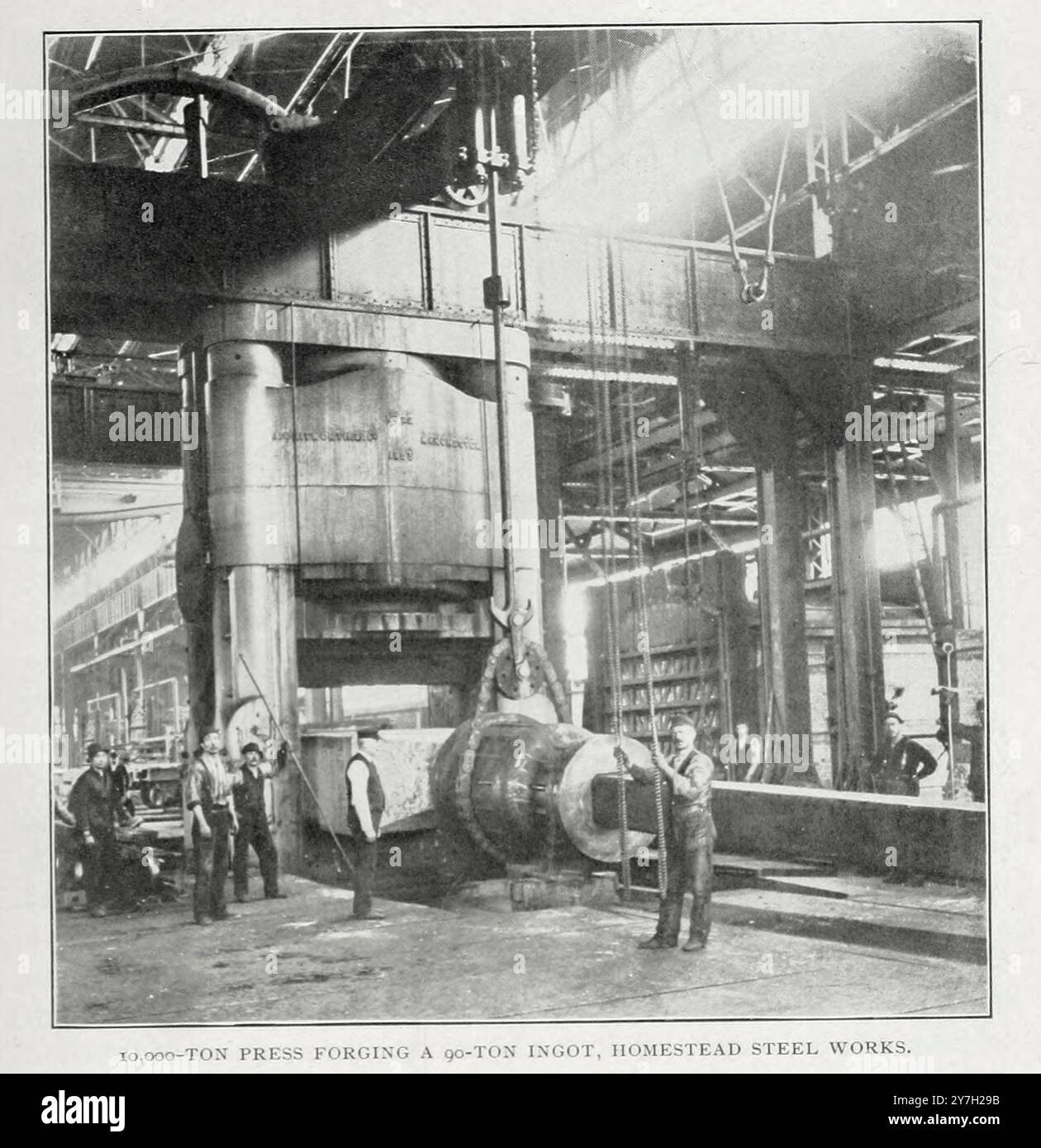 PRESSE DE 10 000 TONNES forgeant un lingot de 90 tonnes Homestead Steel Works de l'article LES GRANDES ENTREPRISES CONSTRUITES. PAR ANDREW CARNEGIE. Par Charles M. Schwab. Tiré de l'Engineering Magazine consacré au progrès industriel volume XX 1900 - 1901 The Engineering Magazine Co Banque D'Images