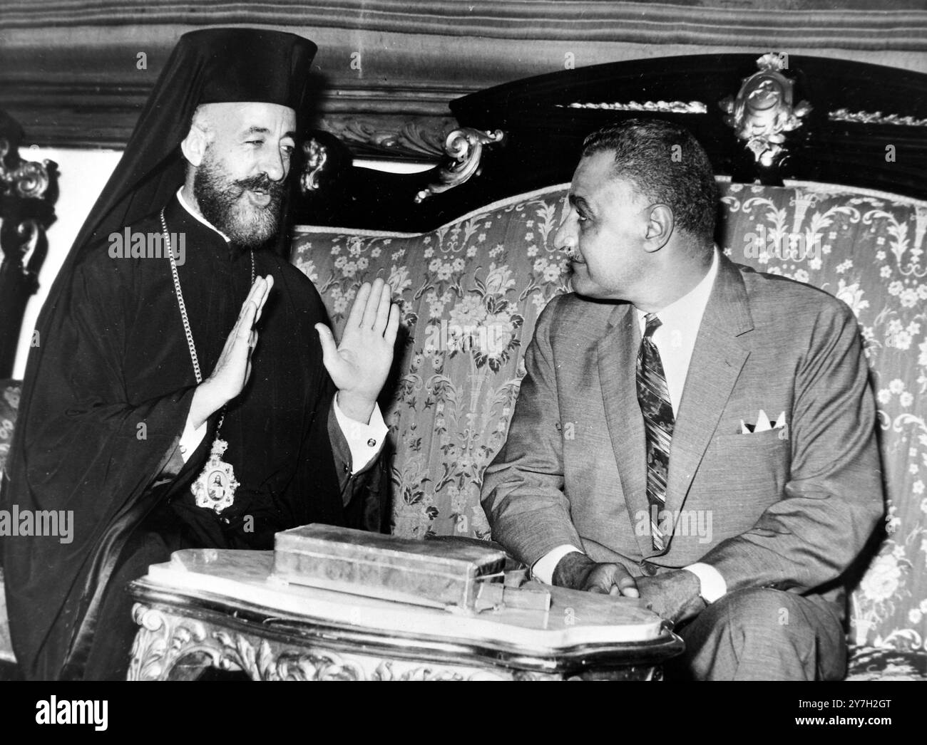 MGR MAKARIOS AVEC LE PRÉSIDENT DE LA RÉPUBLIQUE ARABE UNIE GAMAL ABDUL NASSER À ALEXANDRIE / ; 30 AOÛT 1964 Banque D'Images