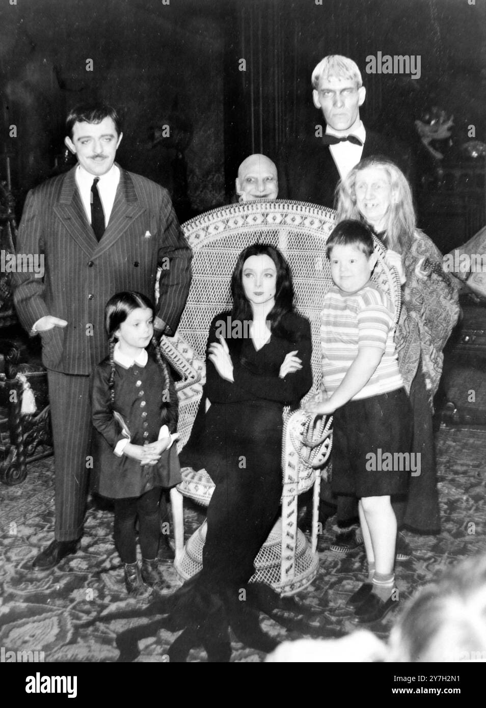 JOHN ASTIN J ACTEUR AVEC LA FAMILLE CHARLES ADDAM À NEW YORK - JACKIE COOGAN, TED CASSIDY, BLOSSOM POCK, LISA LOVING, CAROLYN JONES ET KEN WEATHERNOK / ; 28 AOÛT 1964 Banque D'Images