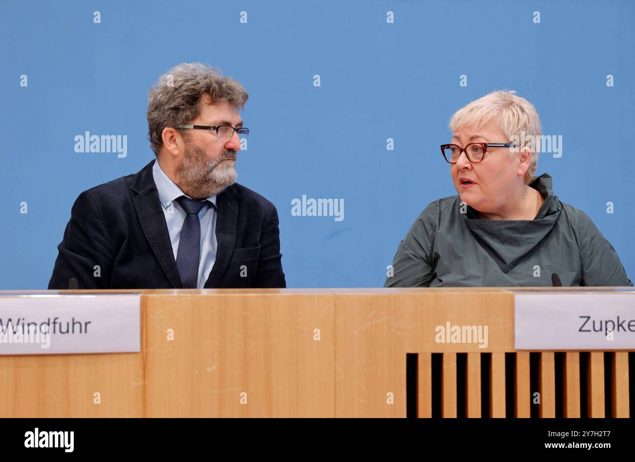 Michael Windfuhr, Vorstand Deutsches Institut für Menschenrechte, stellv. Direktor, Evelyn Zupke, Die SED-Opferbeauftragte beim Deutschen Bundestag, Deutschland, Berlin, Bundespressekonferenz, Thema : DAS Schicksal der ehemaligen DDR-Vertragsarbeiter aus Mosambik und ihre Entschädigungsforderungen *** Michael Windfuhr, Directeur de l'Institut allemand des droits de l'homme Banque D'Images