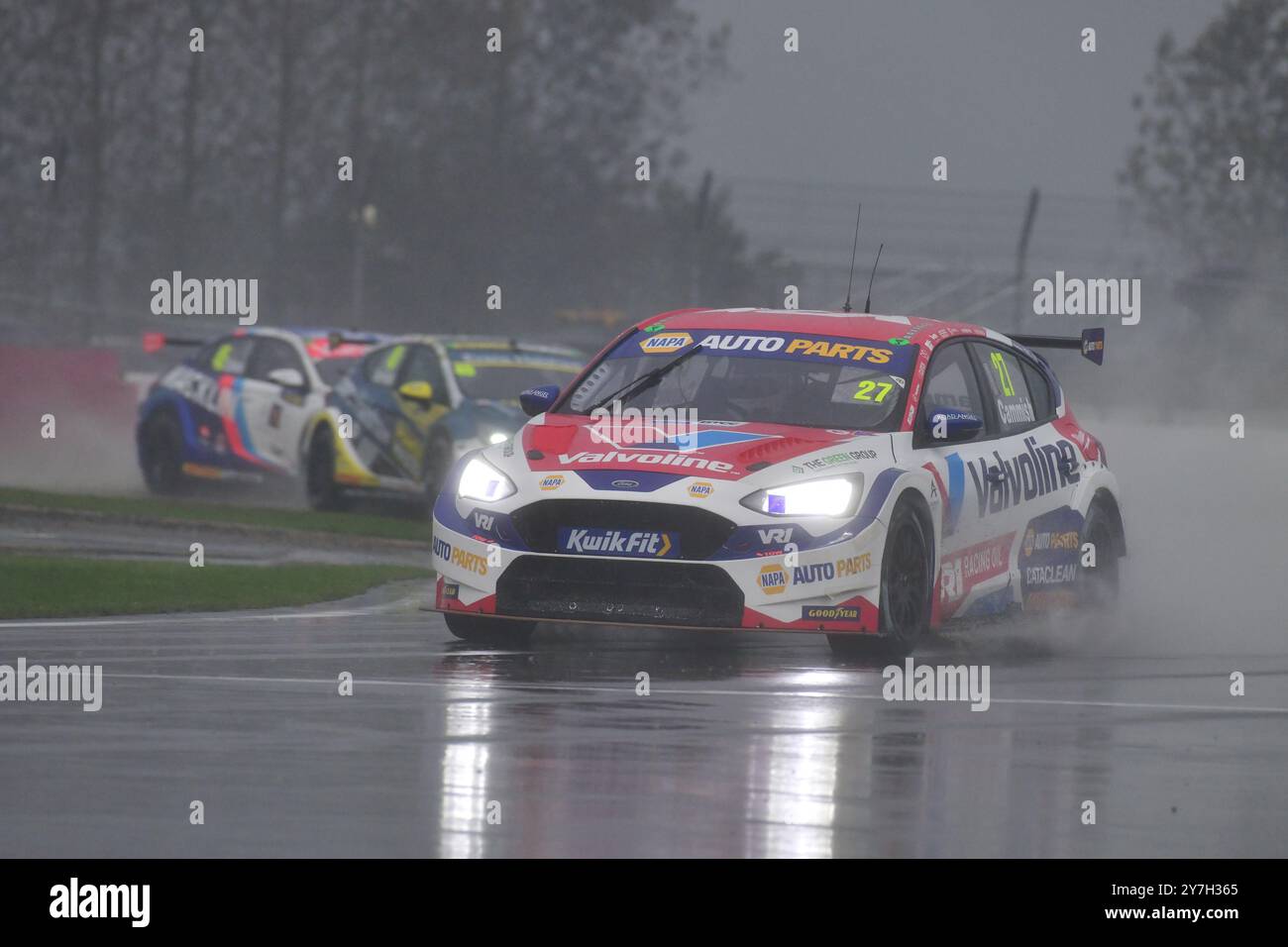 Dan Cammish, Ford Focus ST, NAPA Racing UK, courez d'abord sous de fortes pluies avec un jet réduisant la visibilité du conducteur, la course a été marquée d'un drapeau rouge, puis redémarrée Banque D'Images