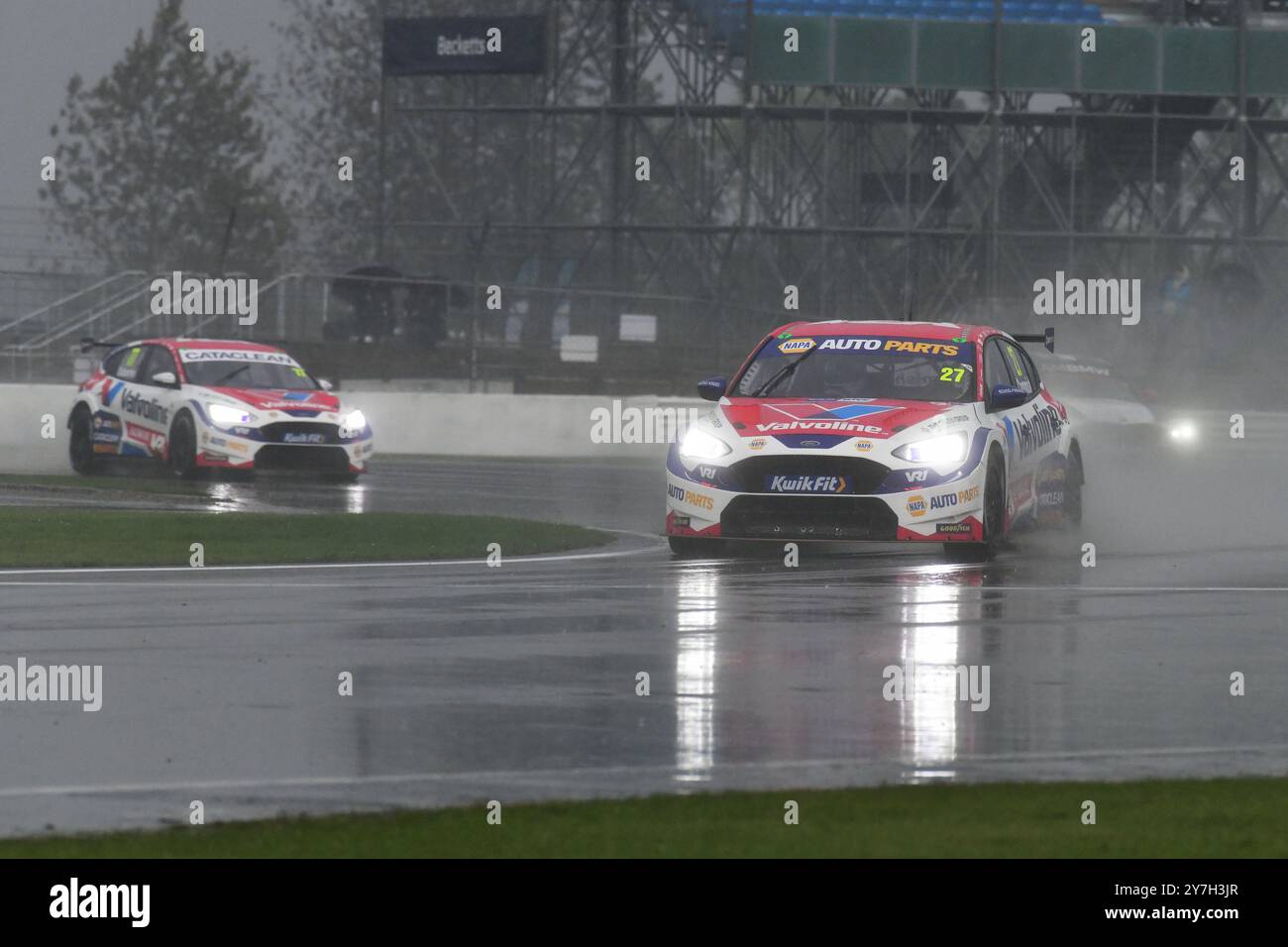 Dan Cammish, Ford Focus ST, NAPA Racing UK, courez d'abord sous de fortes pluies avec un jet réduisant la visibilité du conducteur, la course a été marquée d'un drapeau rouge, puis redémarrée Banque D'Images