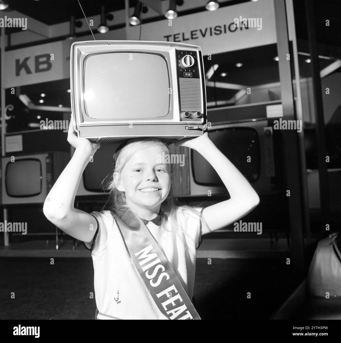 MELANIE GARLAND FEATHERWEIGHT II TV SET À L'ÉMISSION DE TÉLÉVISION À LONDRES / ; 24 AOÛT 1964 Banque D'Images MELANIE GARLAND FEATHERWEIGHT II TV SET À L'ÉMISSION DE TÉLÉVISION À LONDRES / ; 24 AOÛT 1964 Banque D'Images