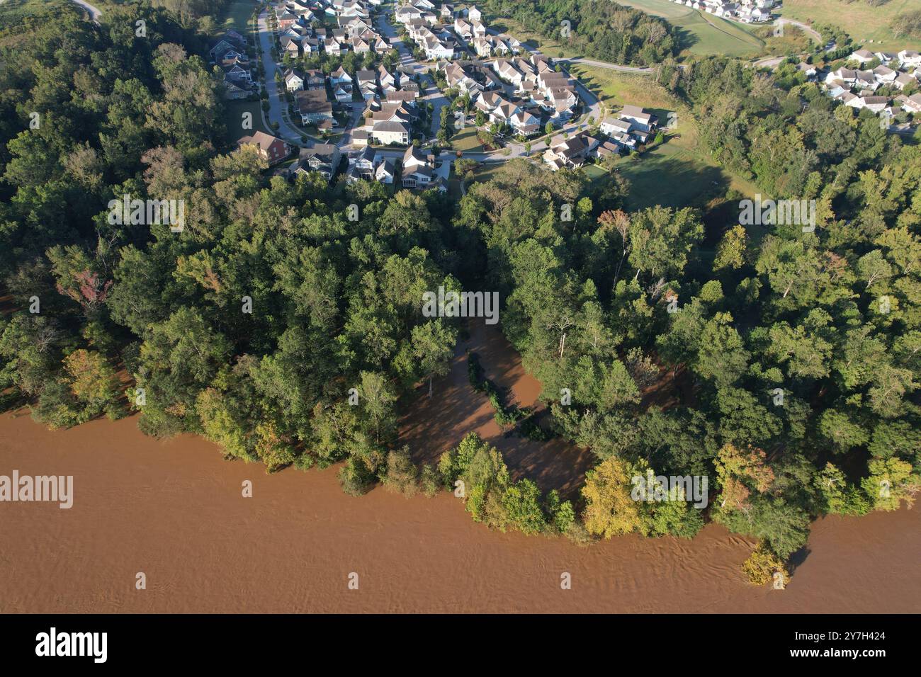 Les eaux boueuses de la rivière Catawba inondée empiètent presque sur la communauté de Rock Hill en Caroline du Sud après l'ouragan Hélène Banque D'Images