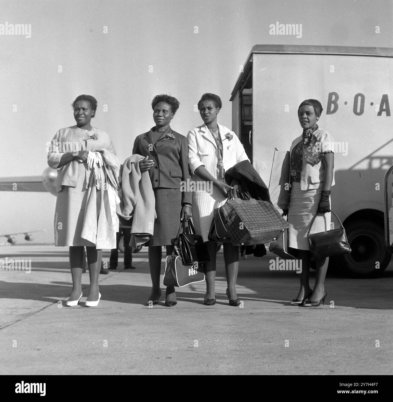 DES TRAVAILLEURS SOCIAUX ARRIVENT DE L'OUGANDA À LONDRES / ; 20 AOÛT 1964 Banque D'Images