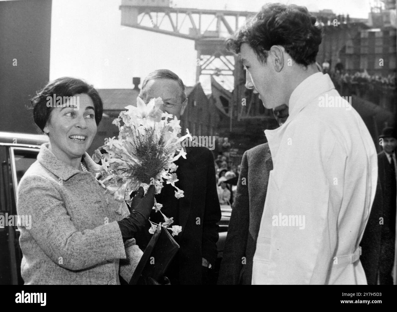 MIRIAM ESHKOL LANCE LE NAVIRE NILI AVEC JAMES MCDONALD À GLASGOW / ; 13 AOÛT 1964 Banque D'Images
