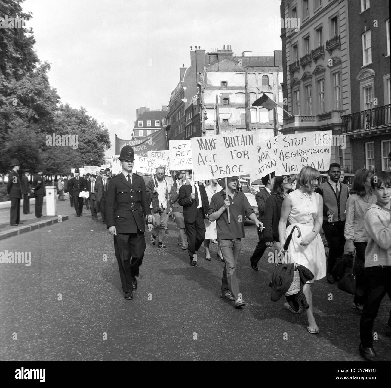 MANIFESTATION DE MANIFESTANTS ROUGES VIETNAM À L'AMBASSADE DES ÉTATS-UNIS AVEC LA POLICE À LONDRES ; 9 AOÛT 1964 Banque D'Images