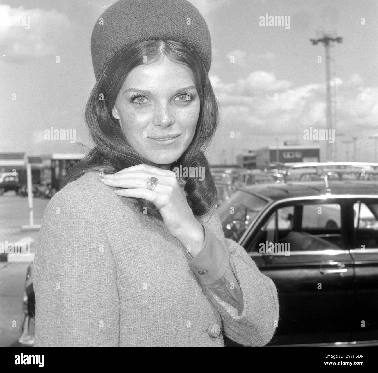 SAMANTHA EGGAR À L'AÉROPORT DE LONDRES / ; 7 AOÛT 1964 Banque D'Images