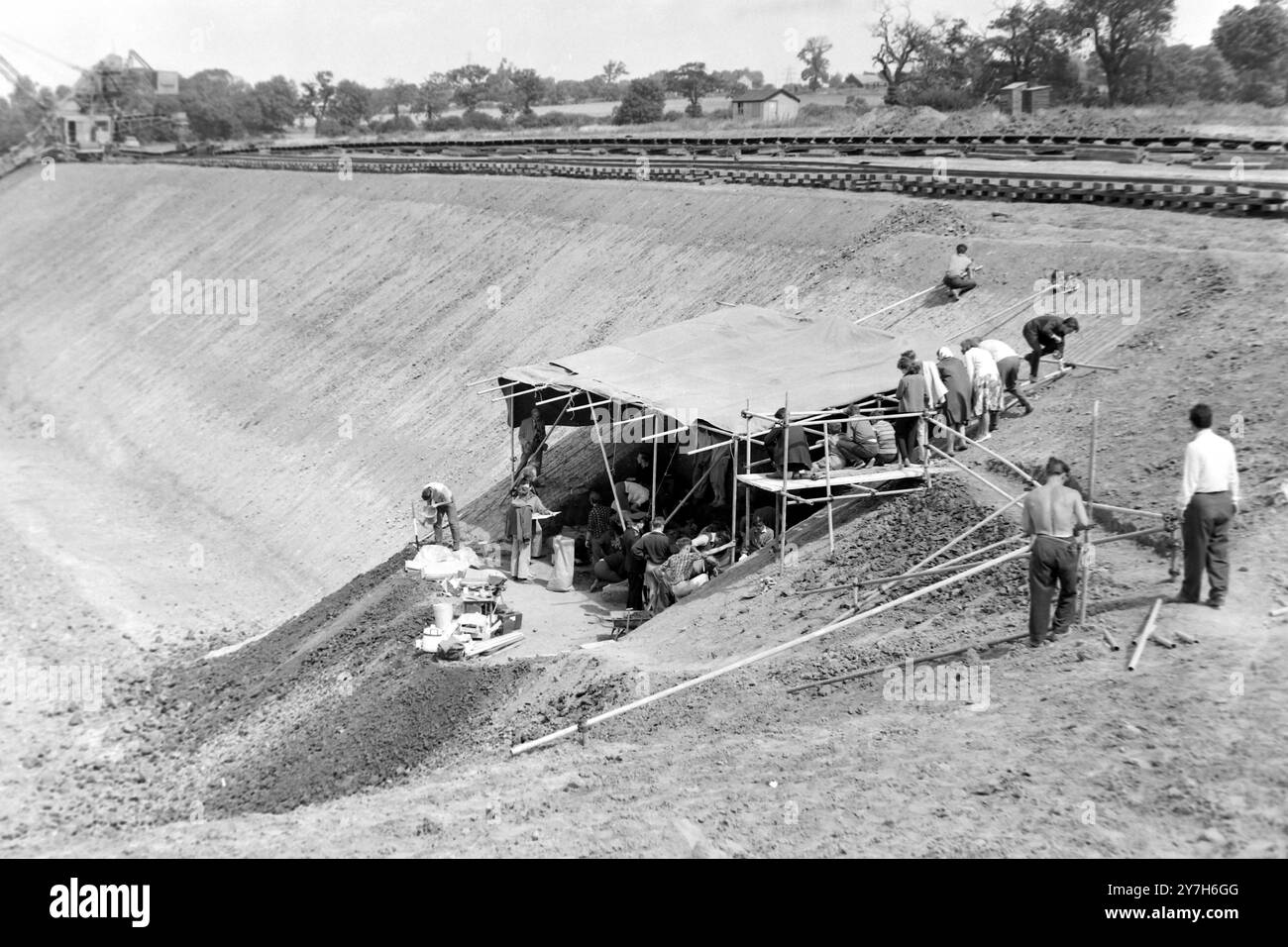 ARCHÉOLOGIE SQUELETTES D'ÉLÉPHANT ET DE MAMMOUTH DÉCOUVERTS À AVELEY, SITE ESTUAIRE DE L'ESSEX - TAMISE ; 8 AOÛT 1964 Banque D'Images