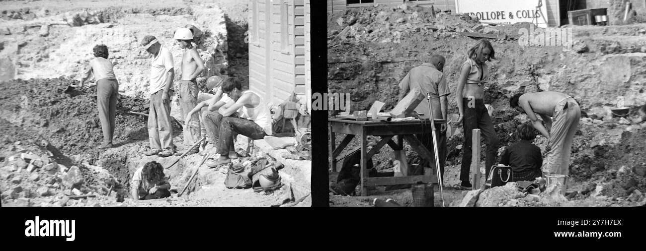 ARCHÉOLOGIE VESTIGES ROMAINS DÉCOUVERTS À LONDRES - DES AMATEURS TRAVAILLENT SUR LE SITE DE LA VILLE ; 3 AOÛT 1964 Banque D'Images