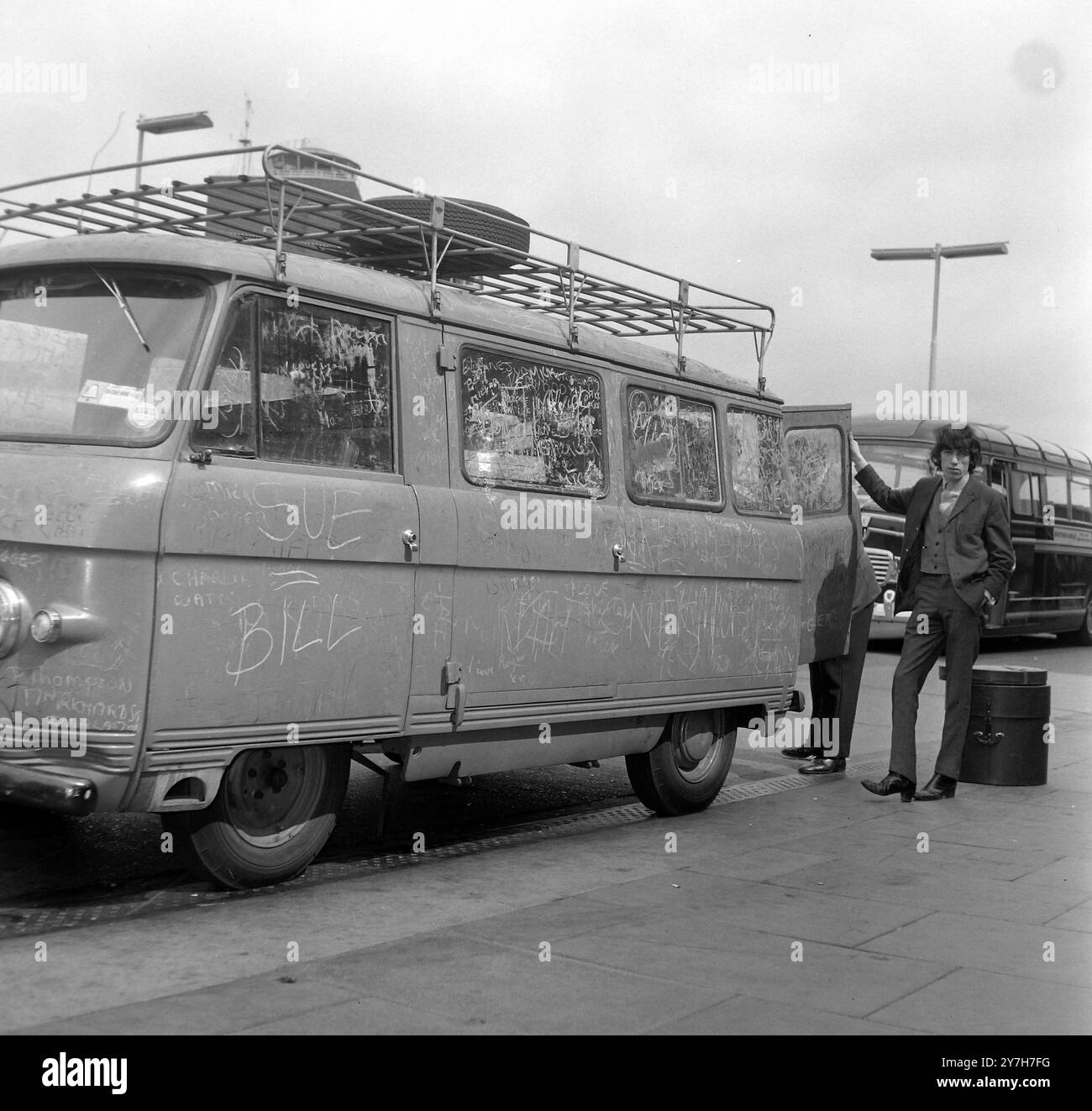 AUTOCAR À PIERRES ROULANTES ; 3 AOÛT 1964 Banque D'Images