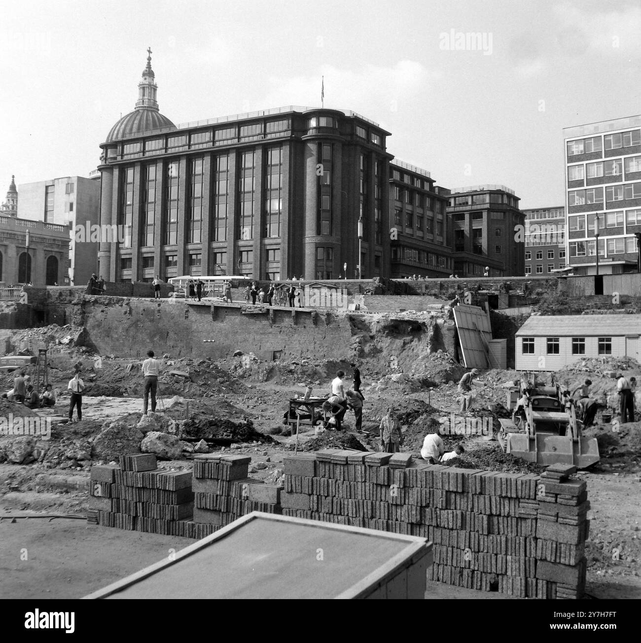 ARCHÉOLOGIE VESTIGES ROMAINS DÉCOUVERTS À LONDRES - DES AMATEURS TRAVAILLENT SUR LE SITE DE LA VILLE ; 3 AOÛT 1964 Banque D'Images