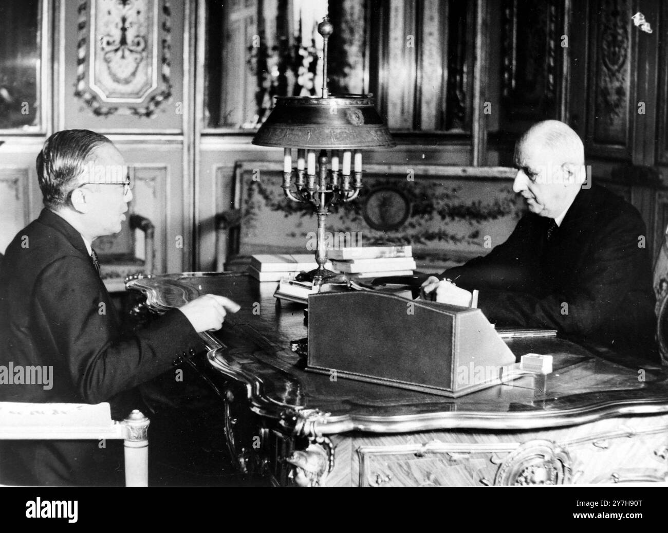 LE PRÉSIDENT FRANÇAIS CHARLES DE GAULLE AVEC LE SECRÉTAIRE GÉNÉRAL DES NATIONS UNIES U THANT À PARIS / ; 22 JUILLET 1964 Banque D'Images