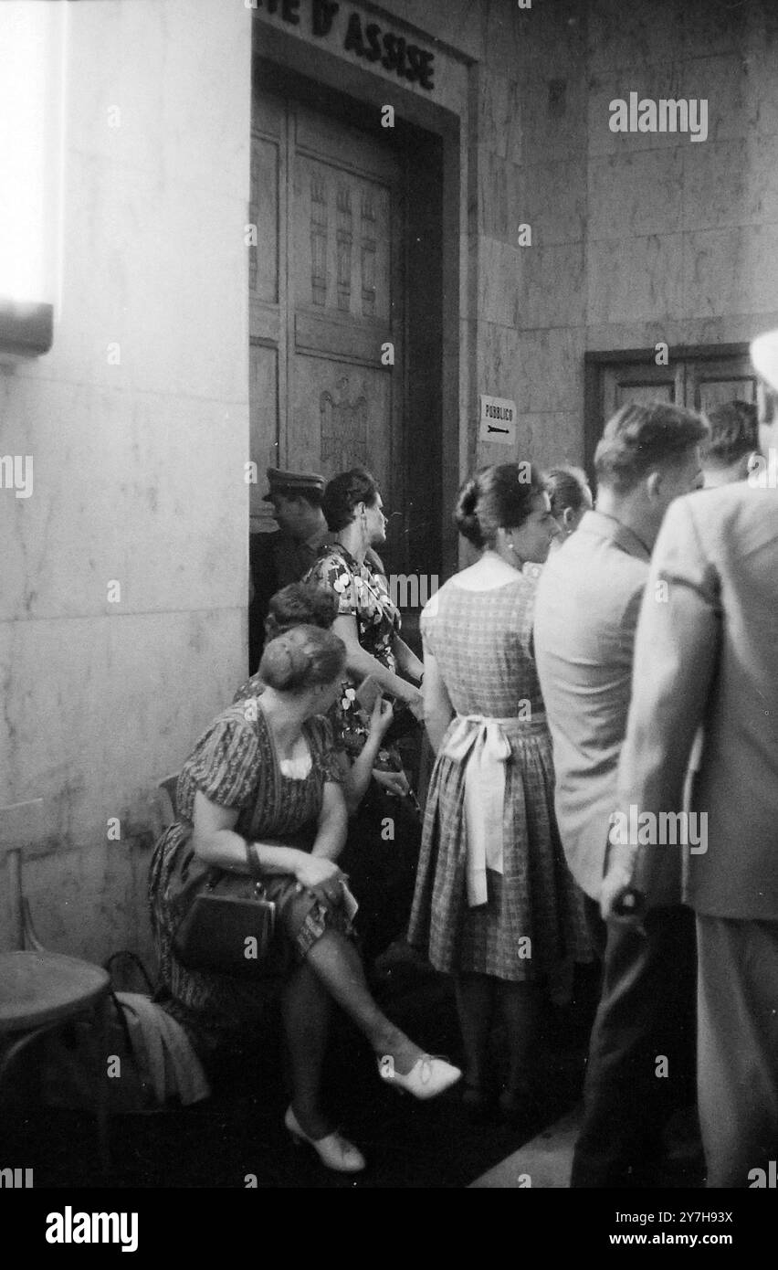 AMIS DE LA LOI ET DE L'ORDRE LES HOMMES EN PROCÈS ATTENDENT DEVANT LA COUR LES CONDAMNATIONS PRONONCÉES À MILAN, ITALIE ; 21 JUILLET 1964 Banque D'Images