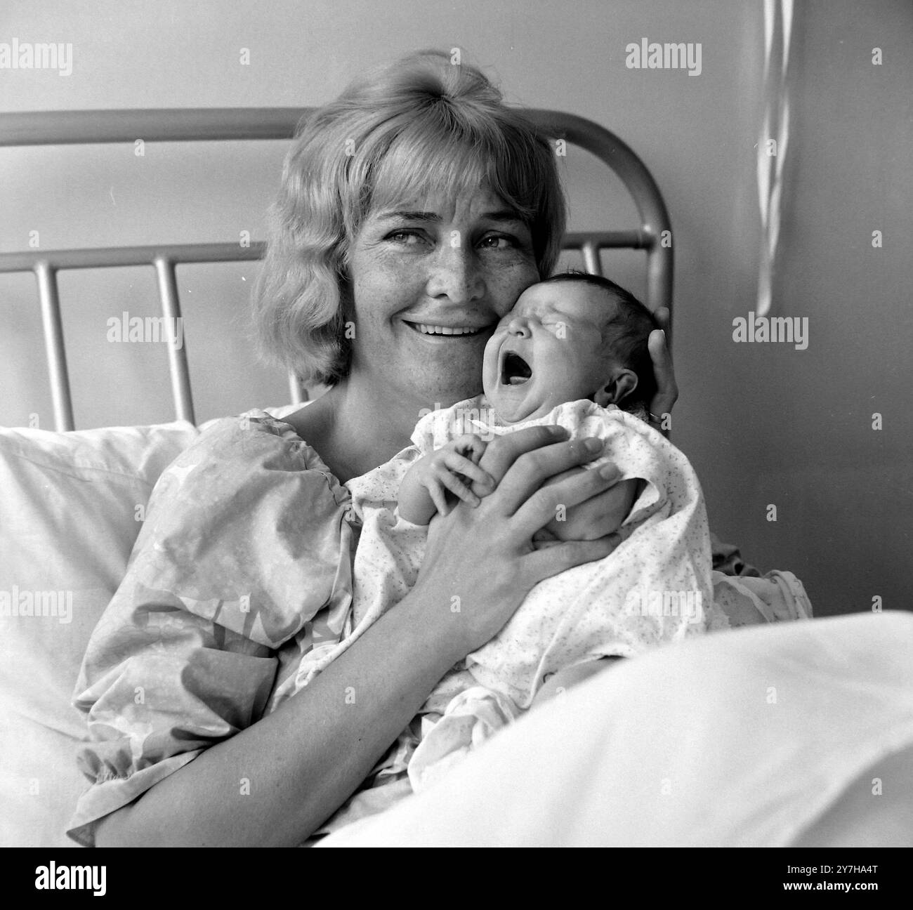L'ACTRICE SHEILA HANCOCK ET SA FILLE NÉE À LONDRES / ; 16 JUILLET 1964 Banque D'Images