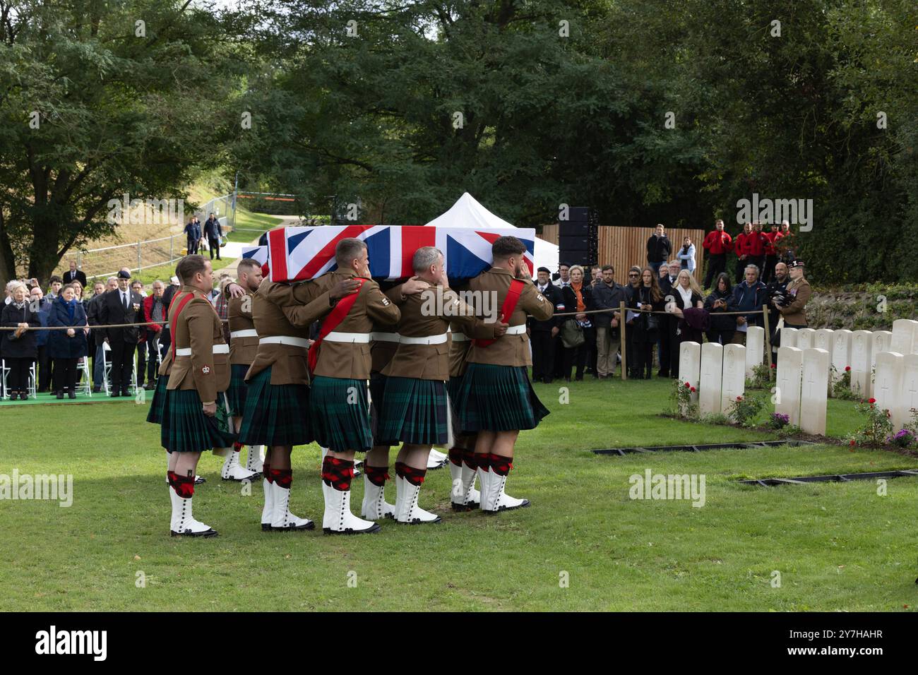 Loos-en-Gohelle, France. 26 septembre 2024. Les membres du 3 Scots Black Watch Battalion au cimetière de guerre britannique de Loos portent deux cercueils de soldats inconnus. Banque D'Images