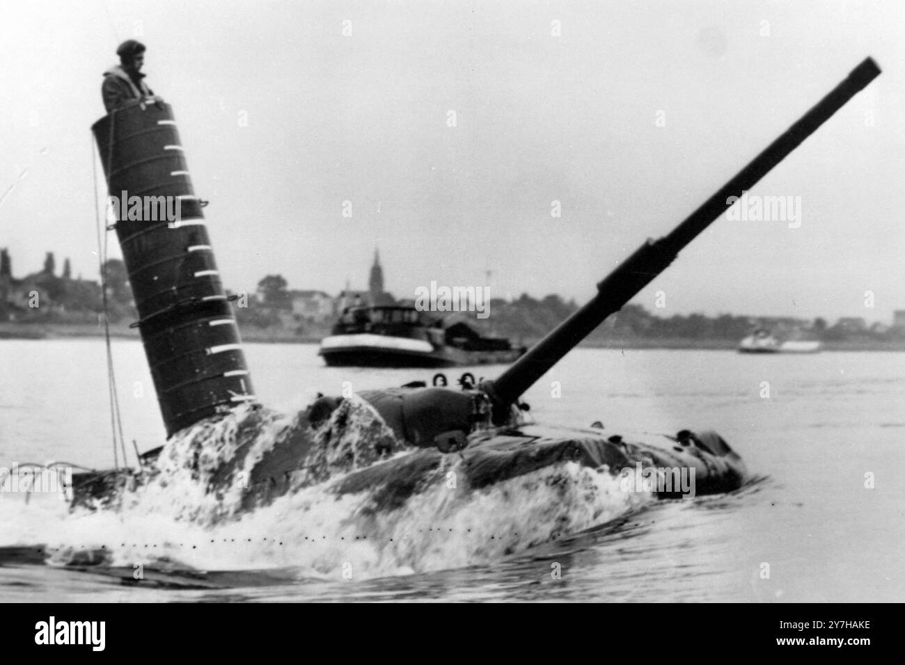 LE CHAR DE LÉOPARD ÉMERGE DE LA RIVIÈRE LORS DE LA TRAVERSÉE DU RHIN À COLOGNE ; 12 JUILLET 1964 Banque D'Images