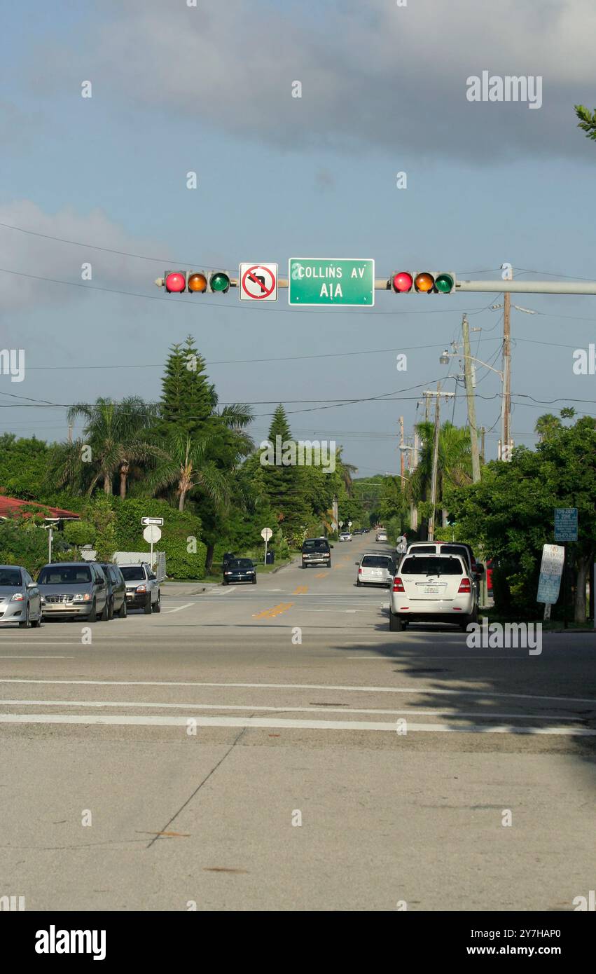 SURFSIDE, FLORIDE-21 AOÛT 2009 : Collins Ave panneau de signalisation et véhicules sur la route avec ciel nuageux dans une chaude journée d'été Banque D'Images