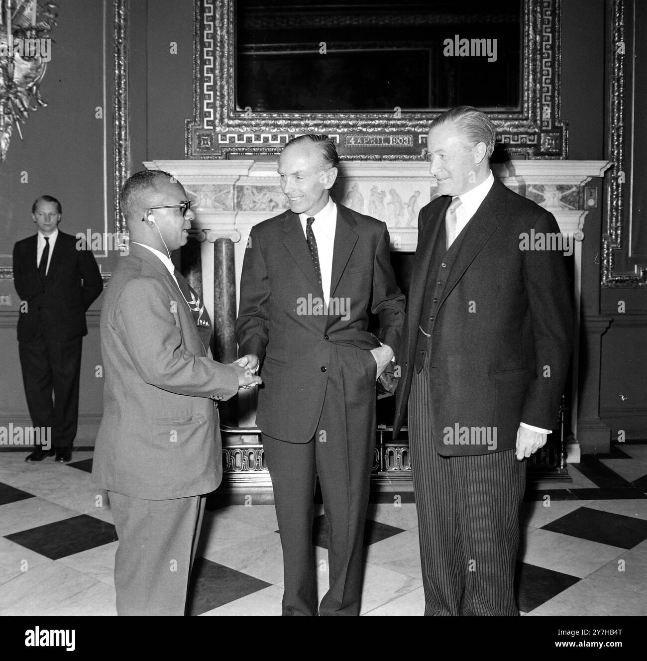 LORD ALEC DOUGLAS HOME, PREMIER MINISTRE BRITANNIQUE, ET DUNCAN SANDYS, À LA CONFÉRENCE DU COMMONWEALTH À LONDRES, ACCUEILLENT ERIC WILLIAMS DE TRINITÉ-ET-TOBAGO / ; 8 JUILLET 1964 Banque D'Images