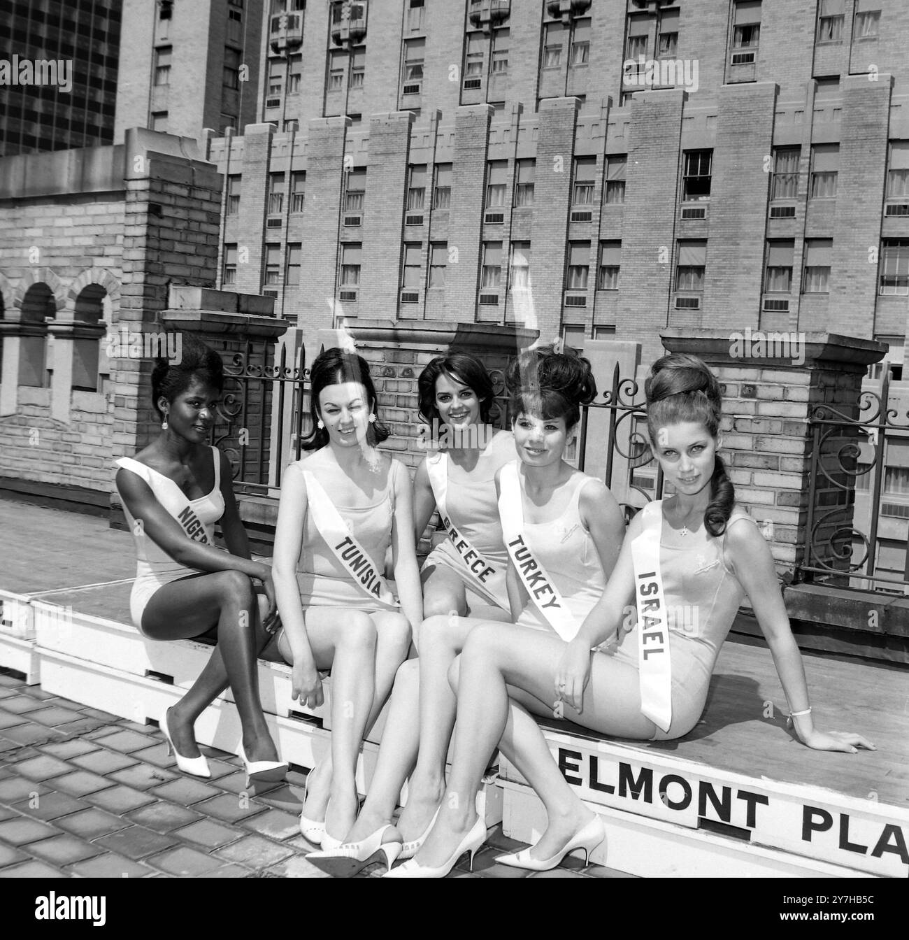 BEAUTY MISS UNIVERSE CONCURRENTS PARK EDNA YOUNES CLAUDINE TSOPEY KOULA CALISKAN ZEYNEP À NEW YORK ; 8 JUILLET 1964 Banque D'Images