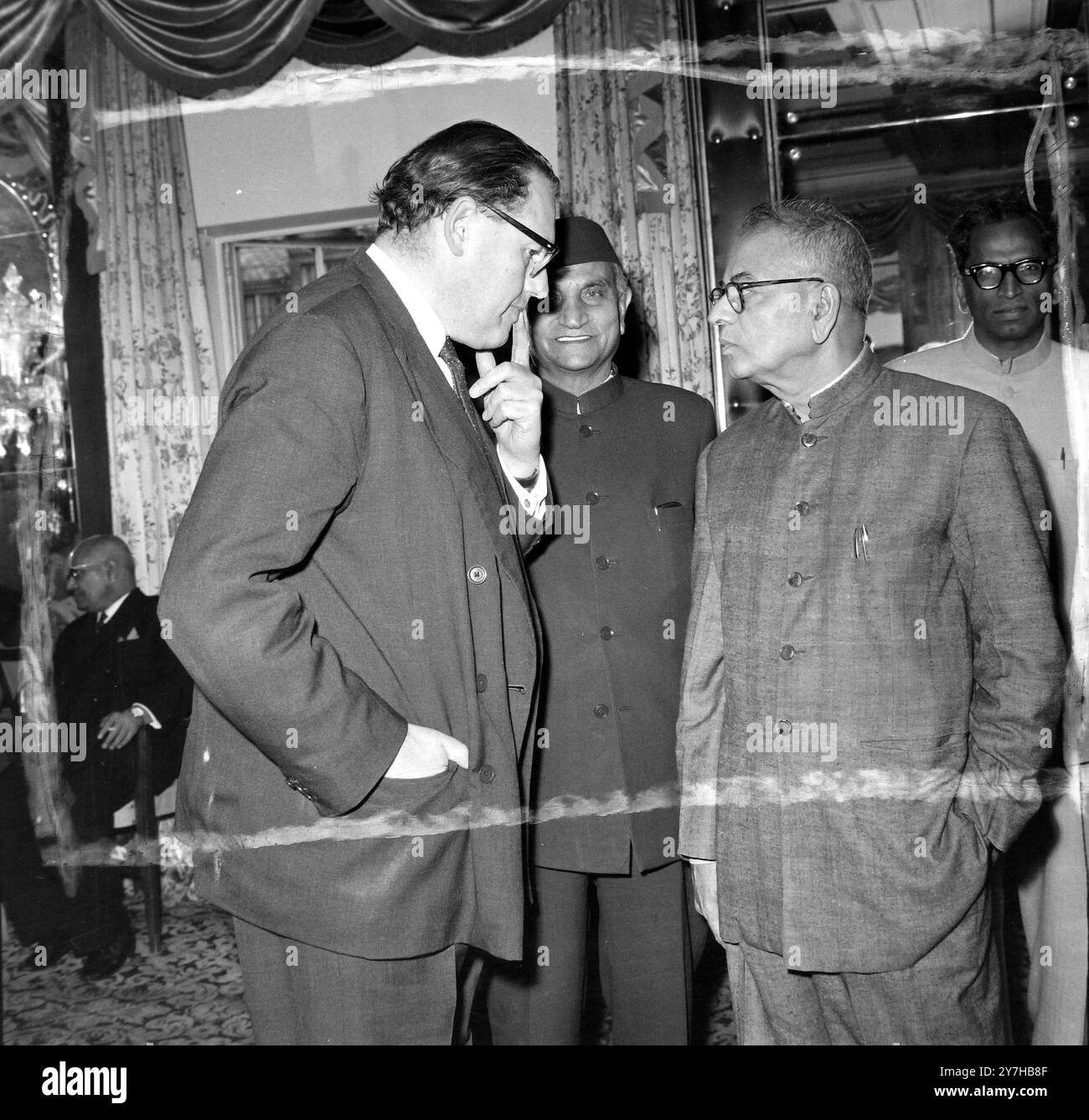 KRISHNAMACHARI AVEC REGINALD MAUDLING ET JIURAJ MEHTA À LONDRES / ; 7 JUILLET 1964 Banque D'Images