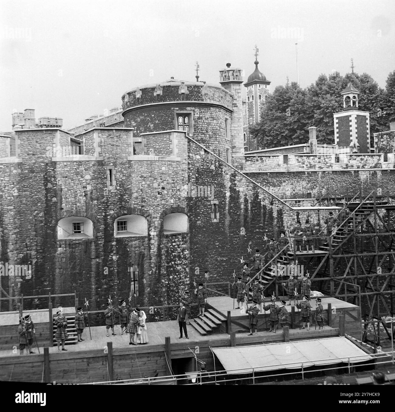 GILBERT & SULLIVAN CÉLÈBRE OPÉRA LE YEOMEN DE LA GARDE OU LE MARRYMAN & SA SERVANTE À LA TOUR DE LONDRES ; 3 JUILLET 1964 Banque D'Images