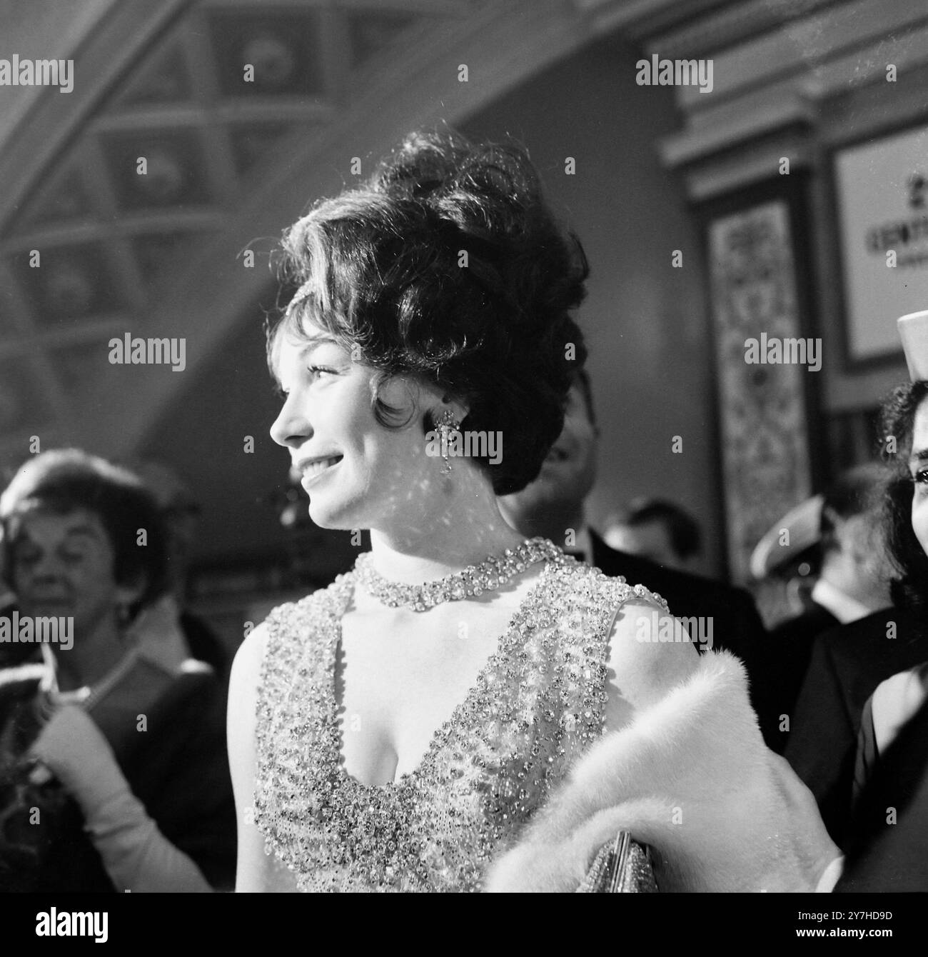 1 JUILLET 1964 Shirley MacLaine arrive au Carlton Cinema pour assister à la première britannique de What a Way To Go, Londres, Angleterre. Banque D'Images