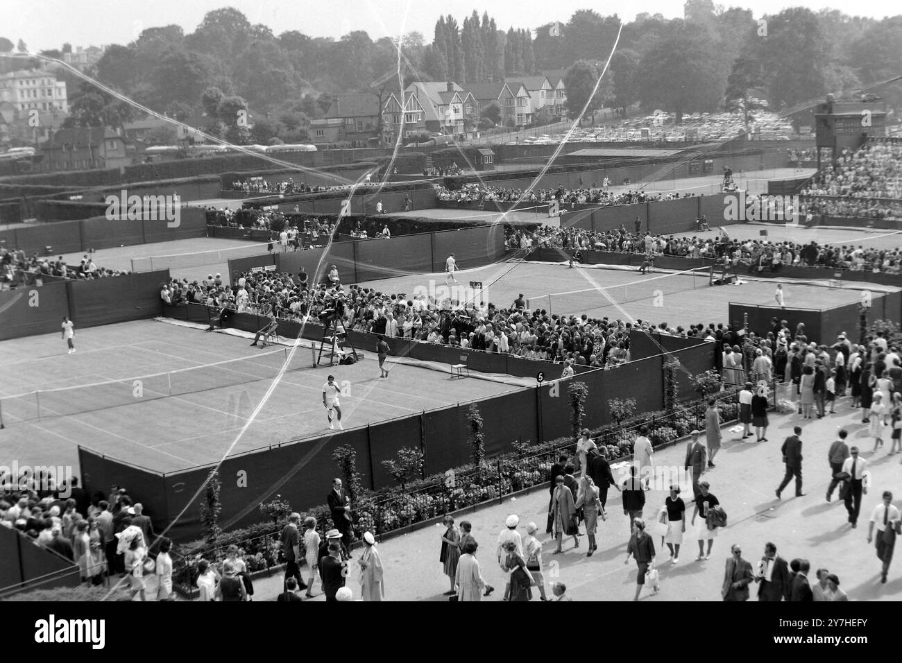 DEUXIÈME TOUR DE TENNIS SCÈNE DE SINGLES DE L'ÉTÉ À WIMBLEDON ; 24 JUIN 1964 Banque D'Images