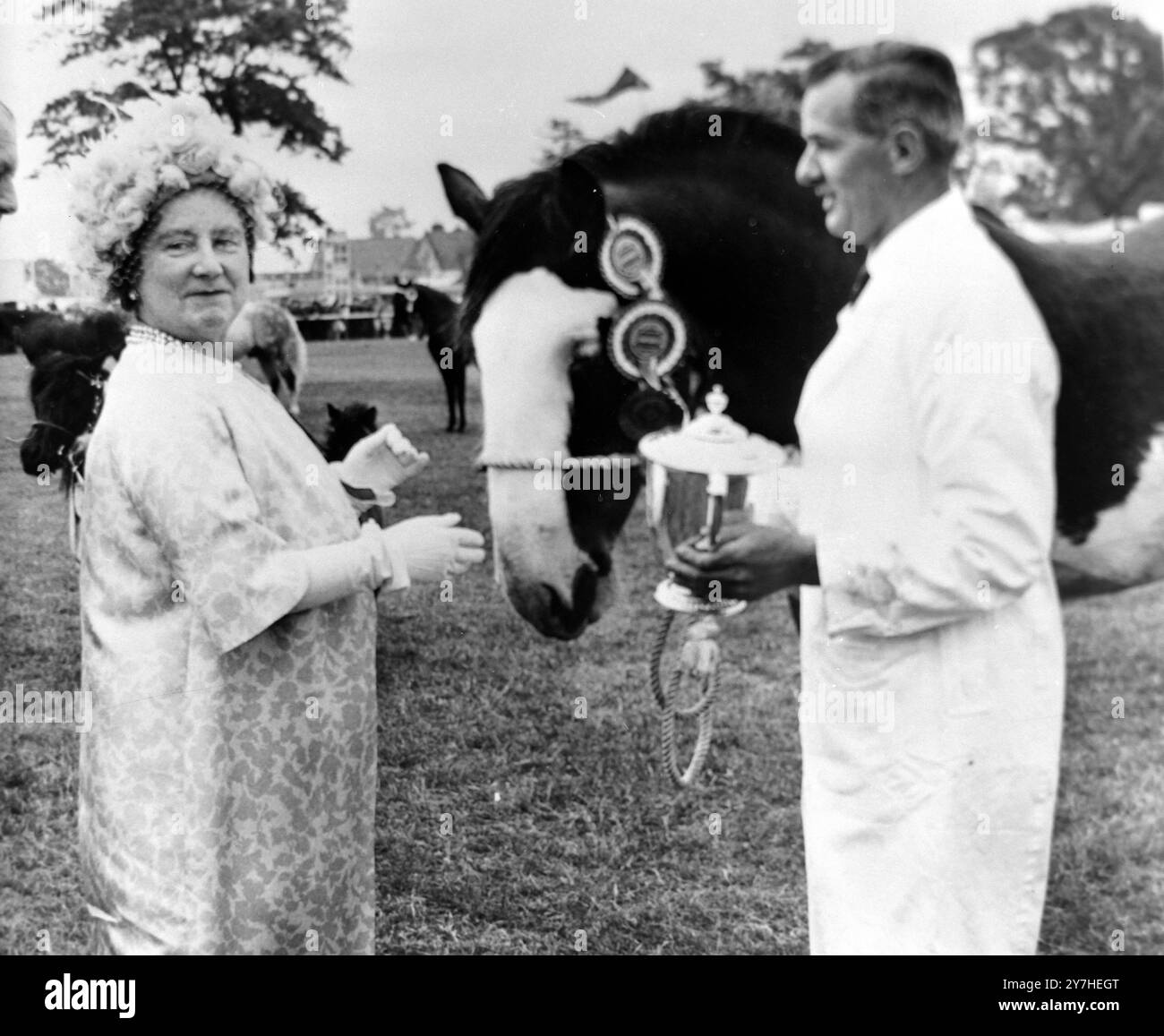 ELIZABETH LA REINE MÈRE AU SPECTACLE HIGHLAND À ÉDIMBOURG - PRÉSENTATION DE LA COUPE ROBERT JOHNSON / ; 25 JUIN 1964 Banque D'Images