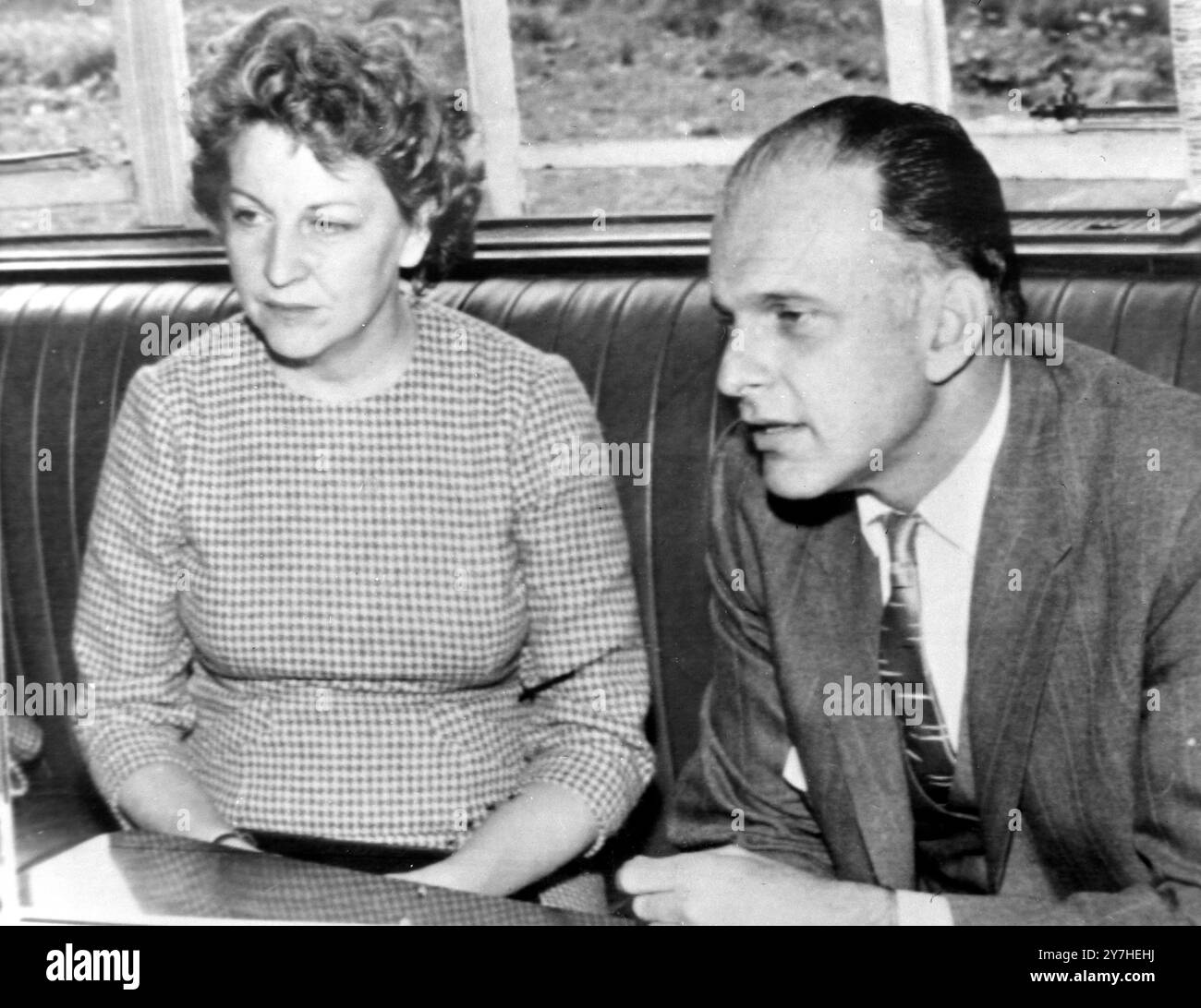 LE CUBAIN JUAN ALVAREZ ET SA FEMME DEMANDENT L'ASILE EN IRLANDE ; 25 JUIN 1964 Banque D'Images