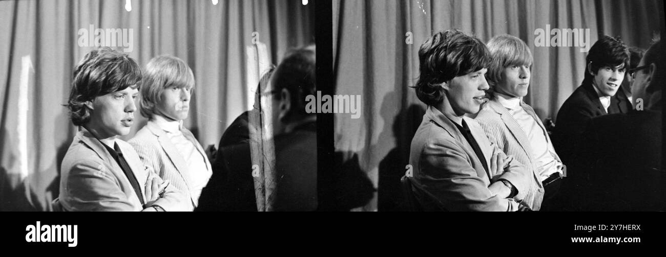 BRIAN JONES AVEC MICK JAGGER DE THE ROLLING STONES AT LONDON AIRPORT / ; 23 JUIN 1964 Banque D'Images