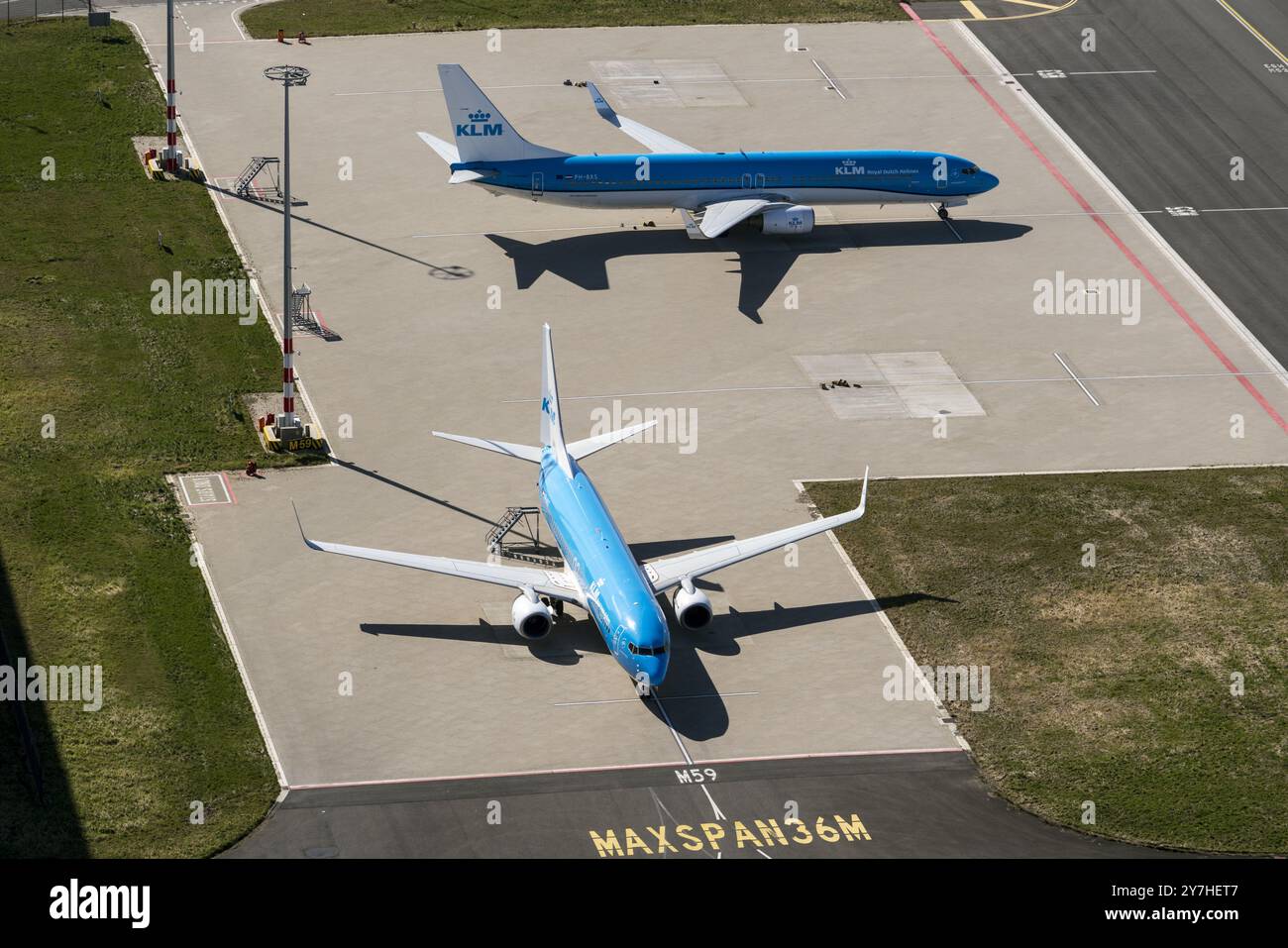 2 avions KLM/Air France sont stationnés à Schiphol est. Ils sont Boeing 737, avec l'immatriculation pH-BXS et pH-BXZ pays-bas OUT - belgique OUT Banque D'Images