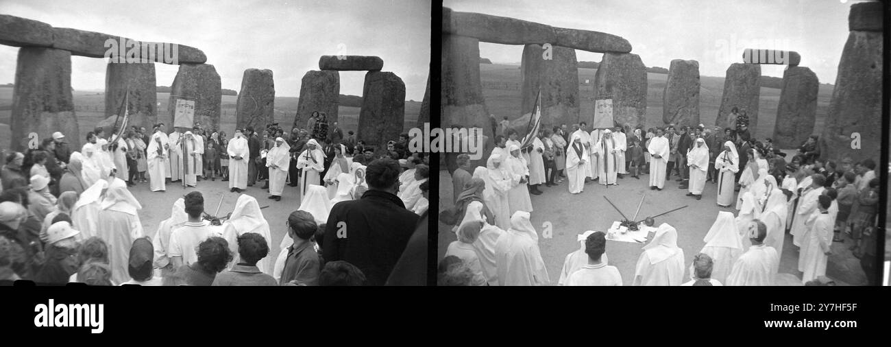 DRUIDES AU SOLSTICE D'ÉTÉ À STONEHENGE À SALISBURY ; 22 JUIN 1964 Banque D'Images