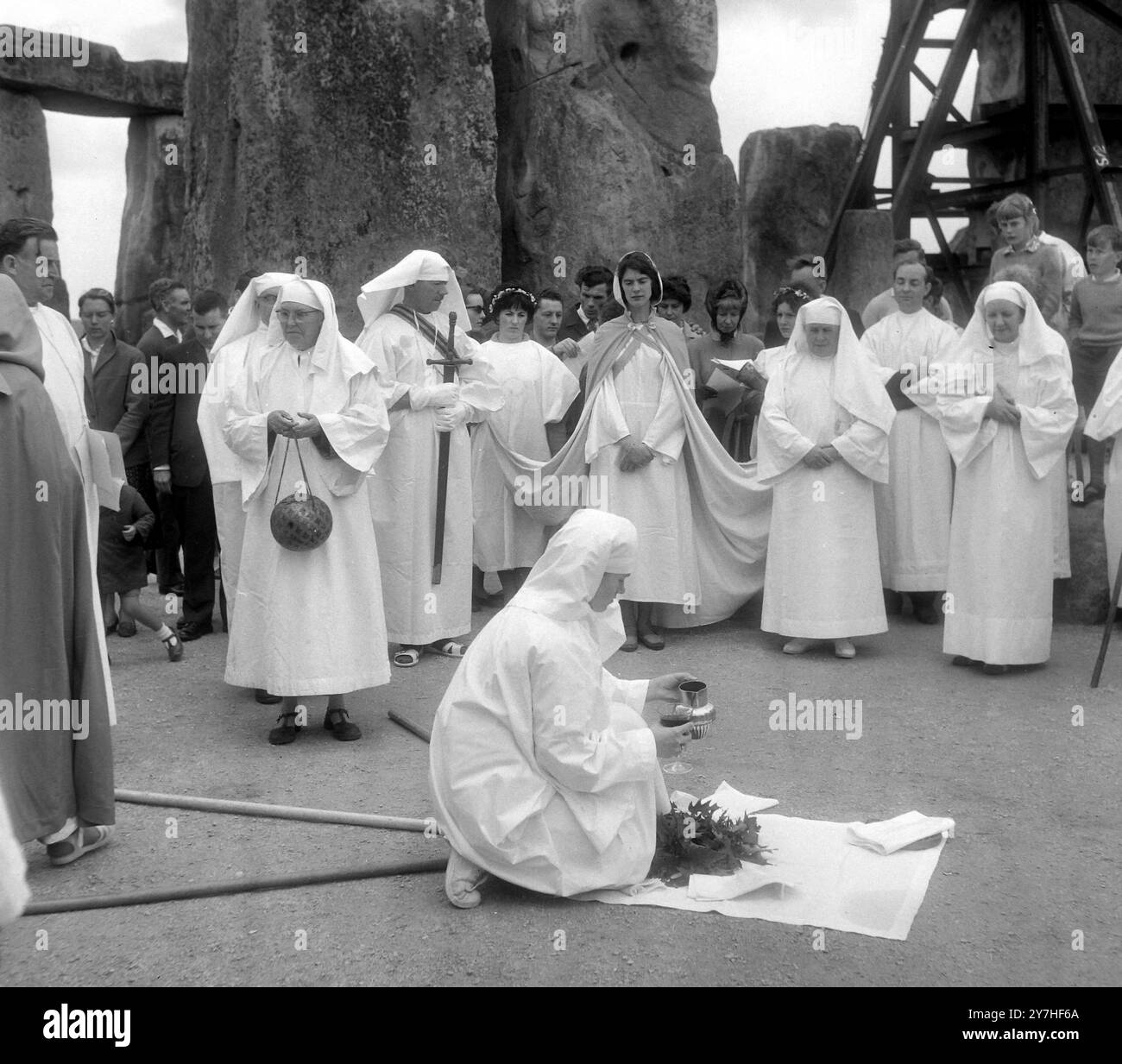CÉRÉMONIE DU SOLSTICE D'ÉTÉ DU BAL MARY DRUID À STONEHENGE À SALISBURY / ; 21 JUIN 1964 Banque D'Images