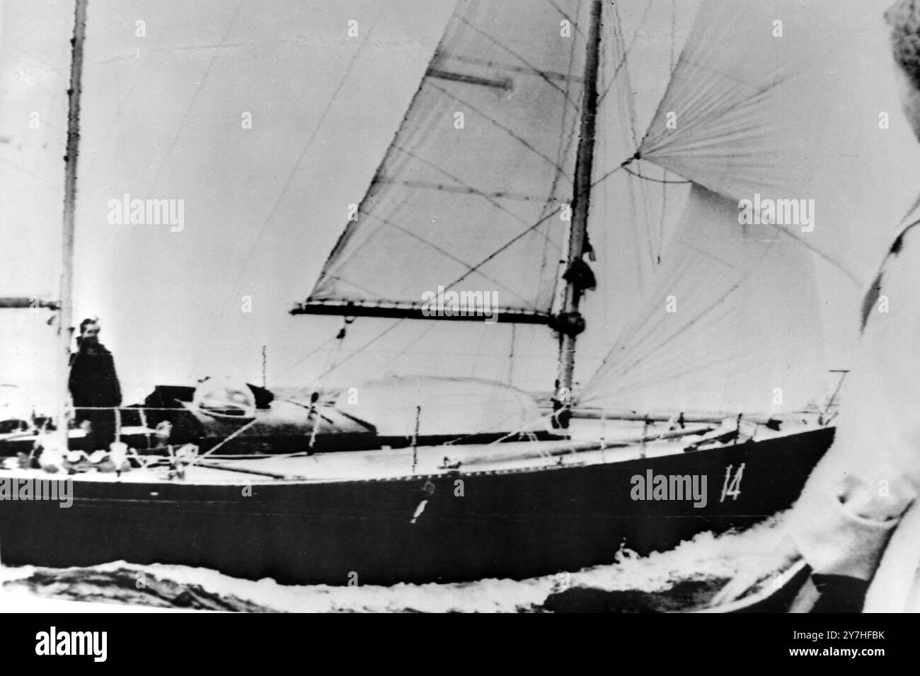 YACHTS PEN DUICK III TABARLY WAVES TANTE MONY LANDRY ; 19 JUIN 1964 Banque D'Images