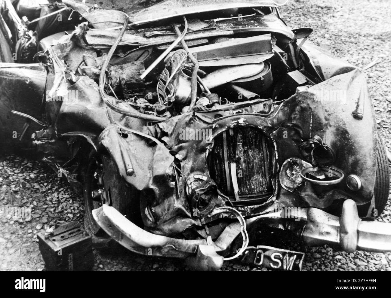 ACCIDENTS FERGUSON EWEN GAWRIE MEURT SUR LE CHEMIN DE LA COUR WAY TO COURT WRECKED JAGUAR À CRICK ; 18 JUIN 1964 Banque D'Images