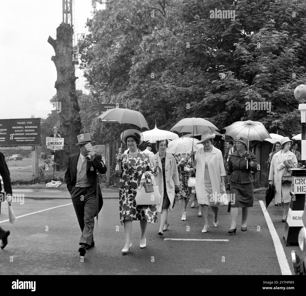 COURSES HIPPIQUES ROYAL ASCOT LADIES CHAPEAU PARAPLUIES ; 18 JUIN 1964 Banque D'Images