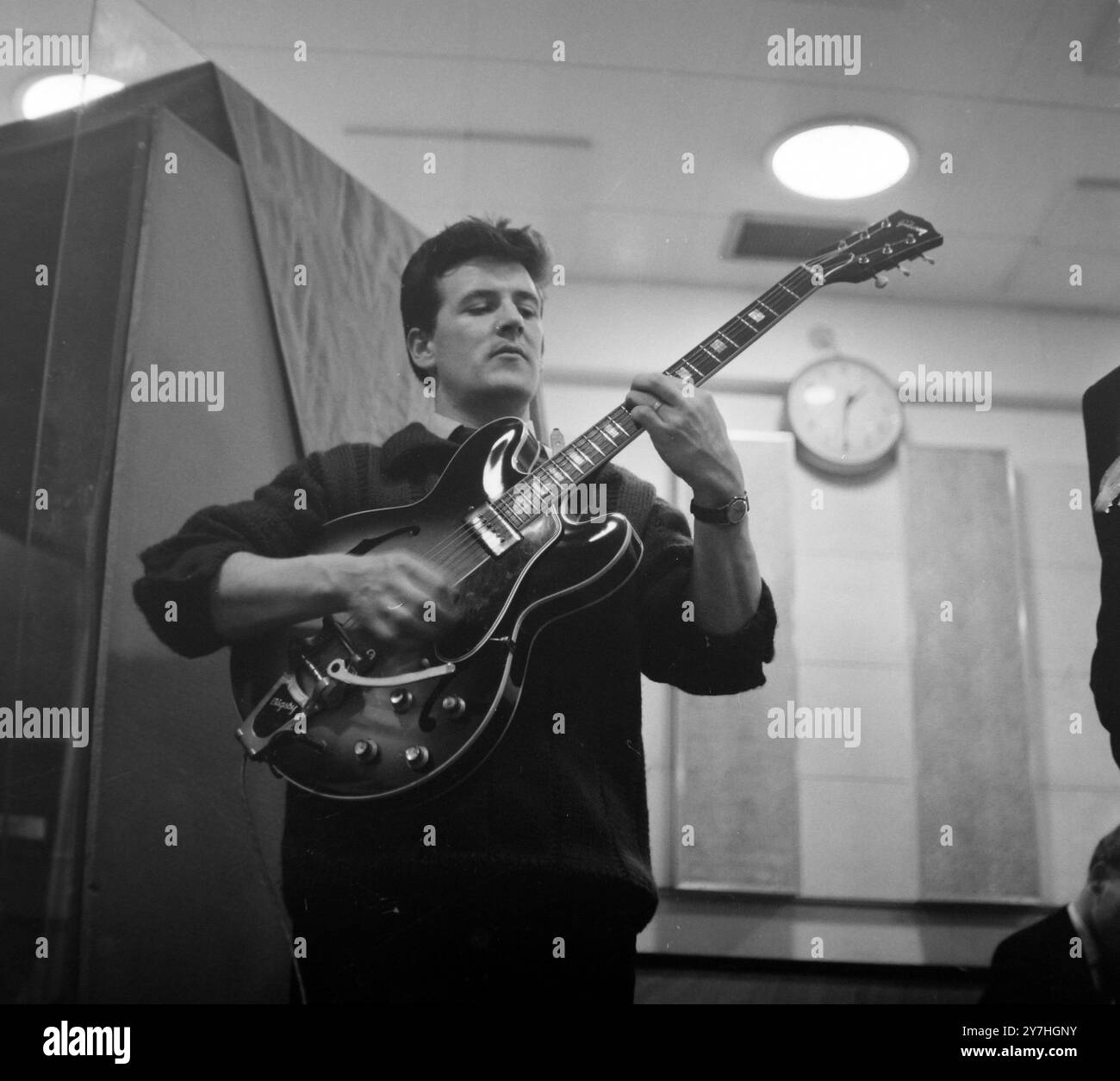 GUITARE SOLO JIMMY PHELAN - THE BLUE ACES À LONDRES AVEC JOHN COONEY, RON CARTHY ET SEAMUS CAREW / ; 12 JUIN 1964 Banque D'Images