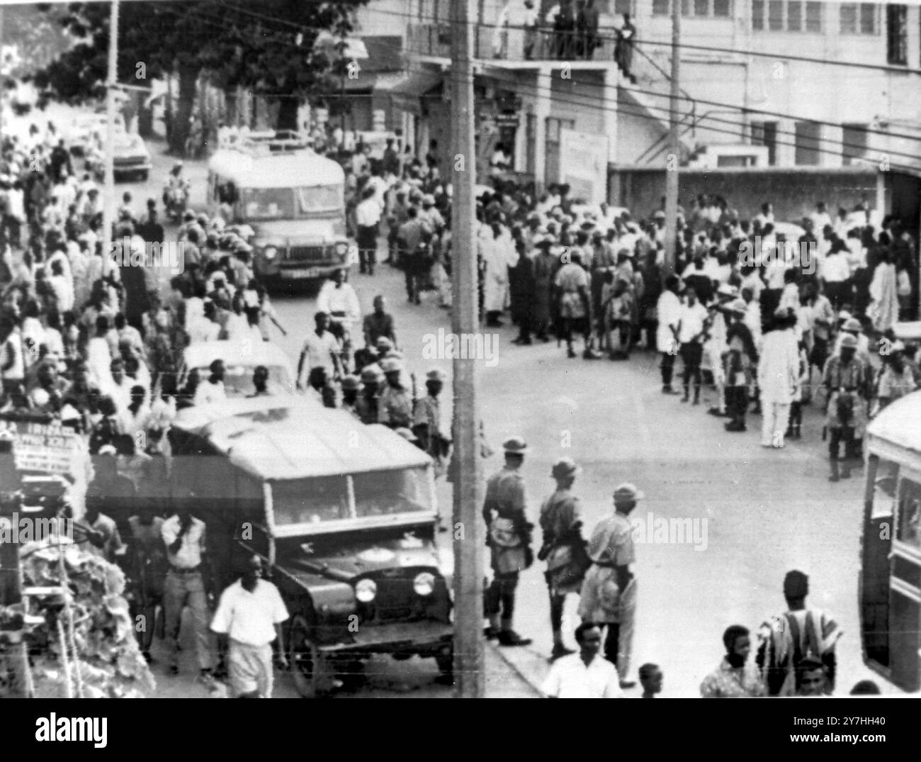 LES GRÉVISTES GÉNÉRAUX MÉLANGENT LA POLICE ANTI-ÉMEUTE À LAGOS, NIGERIA ; 10 JUIN 1964 Banque D'Images